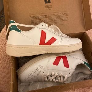NIB VEJA Men's V-10 Low Top Sneakers
